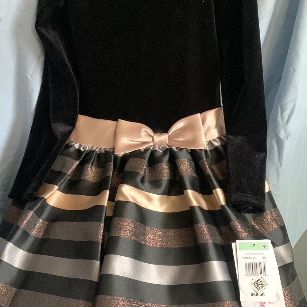 Little girl dress .brand new . Black velvet top and beautiful gold bow.!